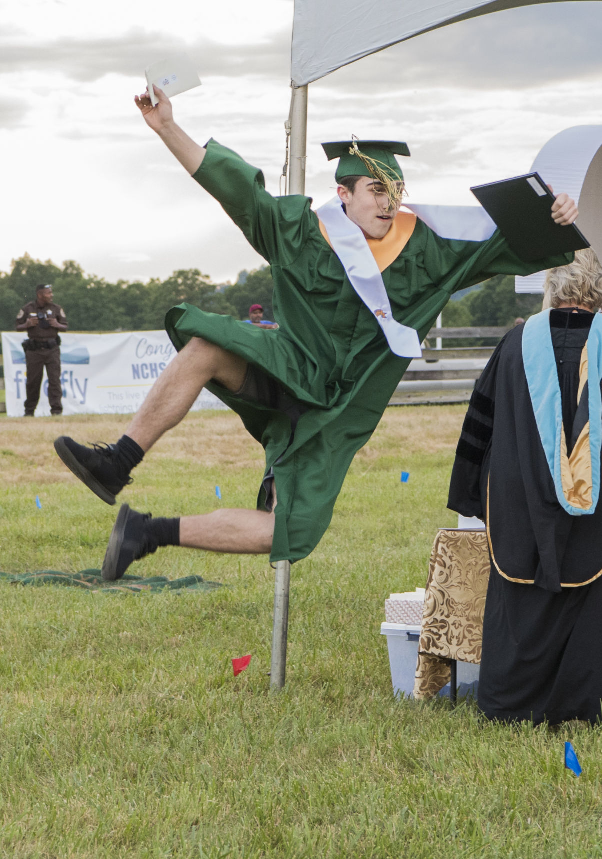 Photo: emx_20200625_nct_news_graduation_p1